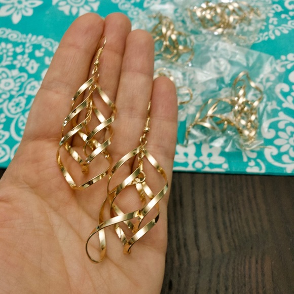 NEW!💙💎GOLDEN DROP EARRINGS!💎💙BEAUTIFUL SPIRAL! - Picture 6 of 16